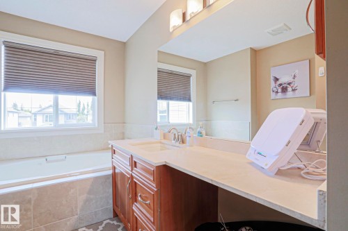 240 Henderson Link, Spruce Grove, AB - Indoor Photo Showing Bathroom