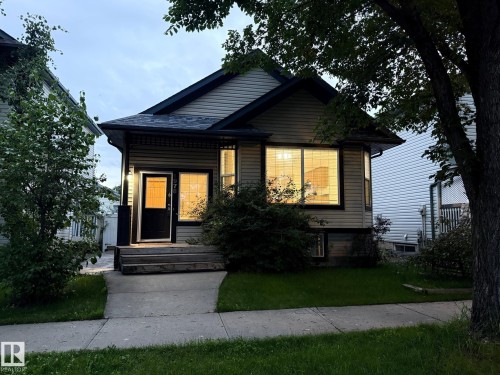 Single-family residence featuring horizontal siding and a dark trim - 1978 Tomlinson Green Green, Edmonton, AB 