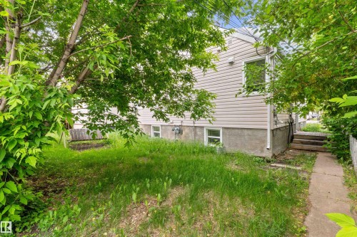 Exterior siding in a light neutral tone - 7520 106 Street, Edmonton, AB 