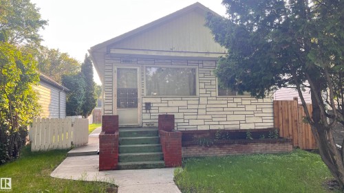 Single-story residence featuring a gabled roof and light-colored siding - 11404 92 Street Nw, Edmonton, AB - Outdoor