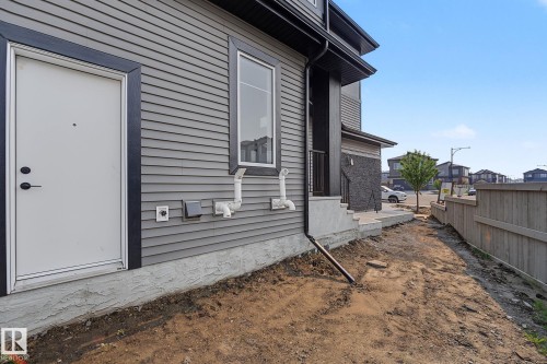 1061 Goldfinch Way, Edmonton, AB 