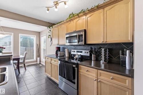 7307 Singer Way, Edmonton, AB - Indoor Photo Showing Kitchen