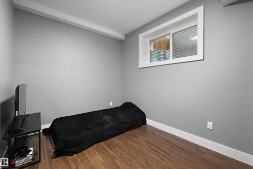 Recessed window featuring white trim, complementing the light gray wall paint and white baseboards - 6084 179 Avenue, Edmonton, AB 