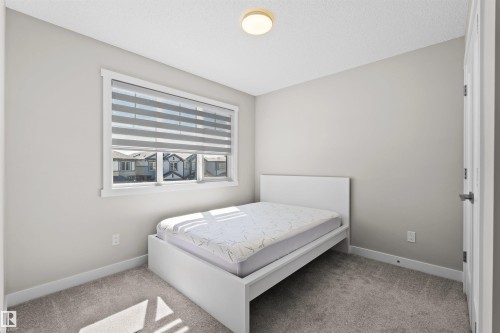 Bright room featuring a window with horizontal blinds, neutral wall paint, and gray carpet flooring - 4673 Alwood Way, Edmonton, AB 