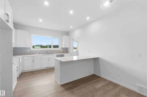 1086 Mcleod Avenue, Spruce Grove, AB - Indoor Photo Showing Kitchen