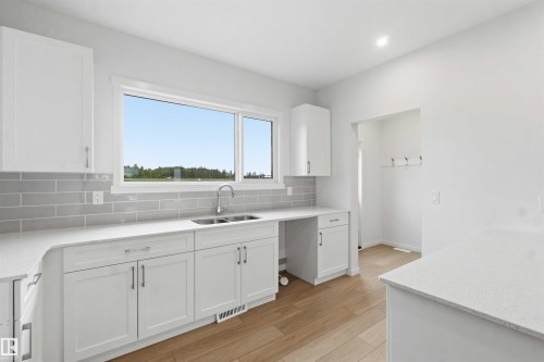 1086 Mcleod Avenue, Spruce Grove, AB - Indoor Photo Showing Kitchen With Double Sink