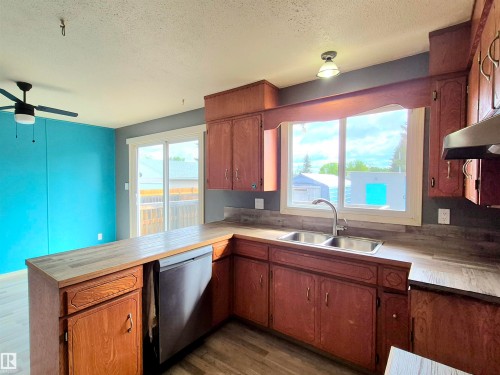 3729 54 Street, Wetaskiwin, AB - Indoor Photo Showing Kitchen With Double Sink