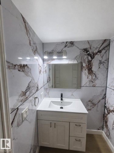 1704 37 Street Northwest, Edmonton, AB - Indoor Photo Showing Bathroom