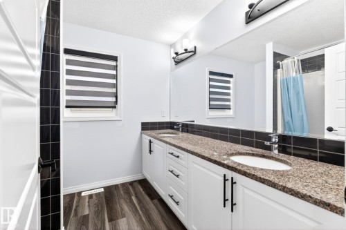 2255 Donaghey Way, Edmonton, AB - Indoor Photo Showing Bathroom