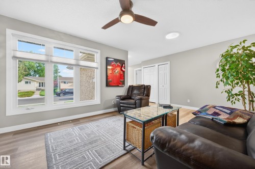 3412 142 Avenue, Edmonton, AB - Indoor Photo Showing Living Room