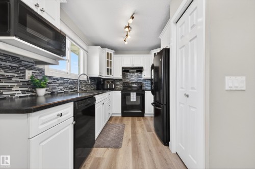 3412 142 Avenue, Edmonton, AB - Indoor Photo Showing Kitchen