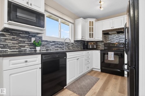 3412 142 Avenue, Edmonton, AB - Indoor Photo Showing Kitchen With Upgraded Kitchen