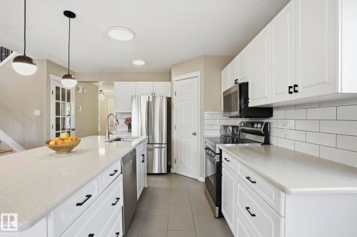 2049 Tanner Wynd Nw, Edmonton, AB - Indoor Photo Showing Kitchen With Upgraded Kitchen