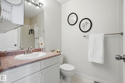 2049 Tanner Wynd Nw, Edmonton, AB - Indoor Photo Showing Bathroom