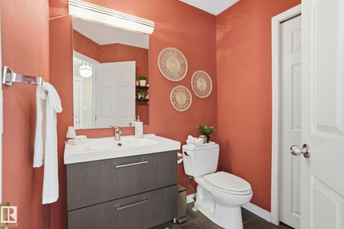 2049 Tanner Wynd Nw, Edmonton, AB - Indoor Photo Showing Bathroom