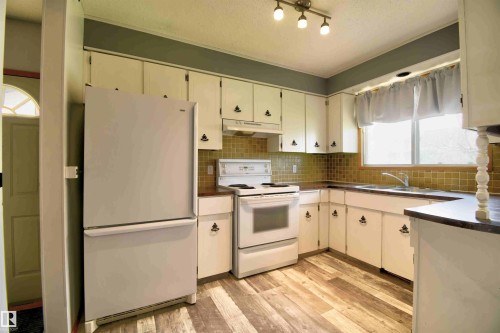 5626 51 Avenue, St. Paul Town, AB - Indoor Photo Showing Kitchen