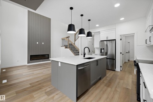 Kitchen - 915 Elderberry Landing Nw, Edmonton, AB - Indoor Photo Showing Kitchen With Upgraded Kitchen
