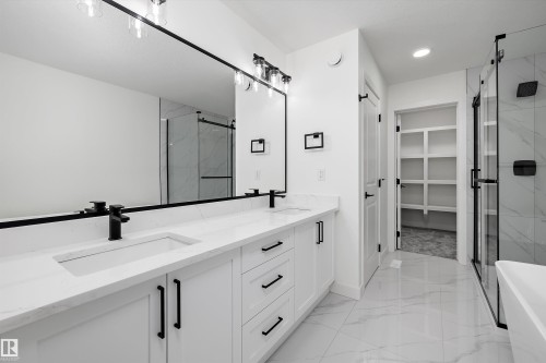 Bathroom - 915 Elderberry Landing Nw, Edmonton, AB - Indoor Photo Showing Bathroom