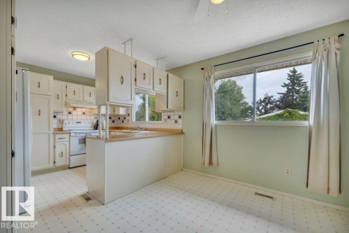 17918 63A Avenue Nw, Edmonton, AB - Indoor Photo Showing Kitchen