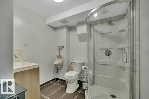 17918 63A Avenue Nw, Edmonton, AB - Indoor Photo Showing Bathroom