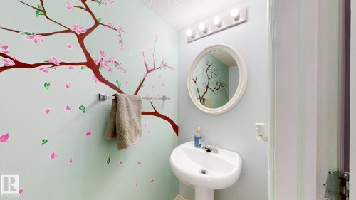 1808 36 Avenue Nw, Edmonton, AB - Indoor Photo Showing Bathroom