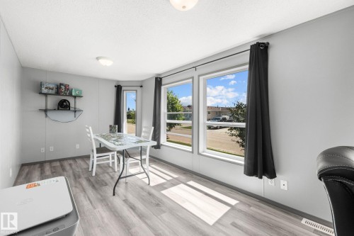 Spacious room featuring wood-finish flooring and light gray walls - 31 Graywood Cove, Stony Plain, AB 