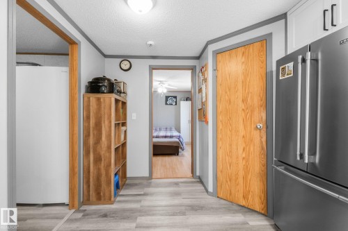 Gray wood-finish flooring extending through the space - 31 Graywood Cove, Stony Plain, AB 