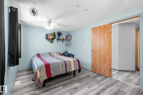 Room featuring wood-finish flooring, light blue walls, and a white ceiling with recessed lighting and a ceiling fan - 31 Graywood Cove, Stony Plain, AB 