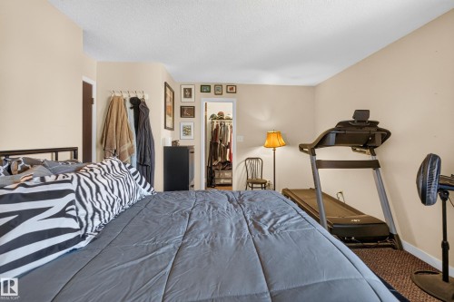 Neutral-toned walls complement the textured ceiling - 12062 157 Avenue, Edmonton, AB 