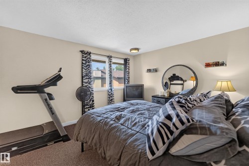 Carpeted room with neutral-toned walls - 12062 157 Avenue, Edmonton, AB 