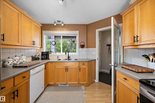 33 Lamplight Drive, Spruce Grove, AB 
