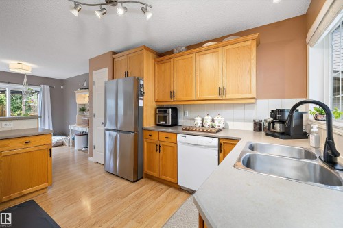 33 Lamplight Drive, Spruce Grove, AB 