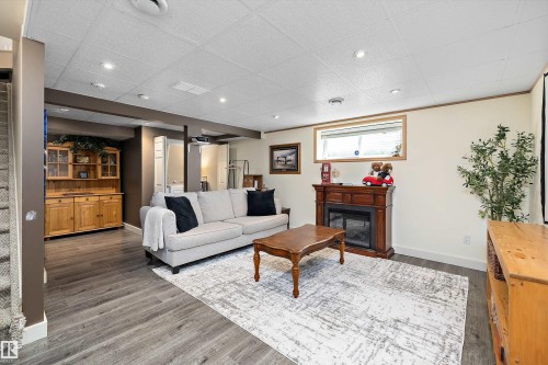 33 Lamplight Drive, Spruce Grove, AB 