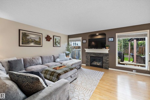 33 Lamplight Drive, Spruce Grove, AB 