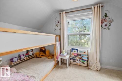 Sloped ceiling room featuring a single window and neutral carpeting - 11603 70 Street Nw, Edmonton, AB 