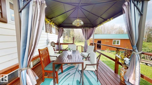 Structure on back deck - 5004 50 Avenue, Evansburg, AB 