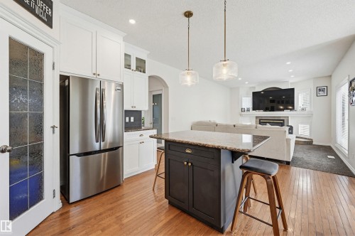 927 Hampton Court, Edmonton, AB - Indoor Photo Showing Kitchen With Upgraded Kitchen