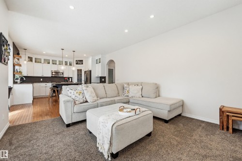 927 Hampton Court, Edmonton, AB - Indoor Photo Showing Living Room