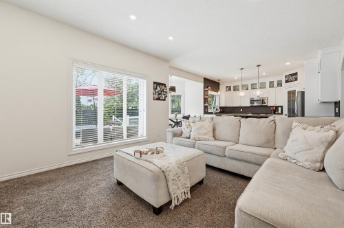 927 Hampton Court, Edmonton, AB - Indoor Photo Showing Living Room