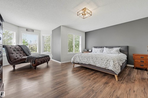 927 Hampton Court, Edmonton, AB - Indoor Photo Showing Bedroom
