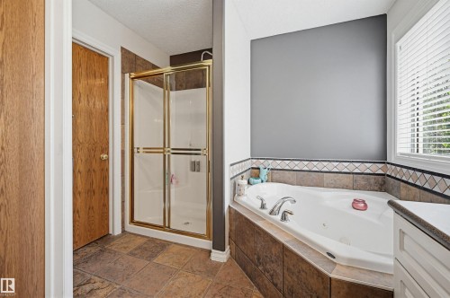 927 Hampton Court, Edmonton, AB - Indoor Photo Showing Bathroom