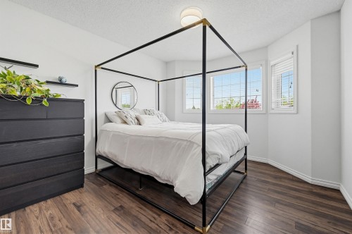 927 Hampton Court, Edmonton, AB - Indoor Photo Showing Bedroom