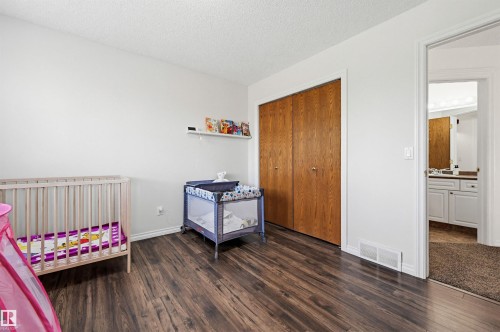 927 Hampton Court, Edmonton, AB - Indoor Photo Showing Bedroom