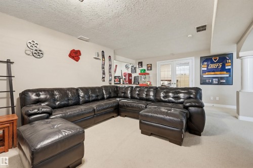 927 Hampton Court, Edmonton, AB - Indoor Photo Showing Living Room