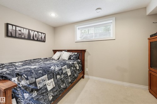 927 Hampton Court, Edmonton, AB - Indoor Photo Showing Bedroom