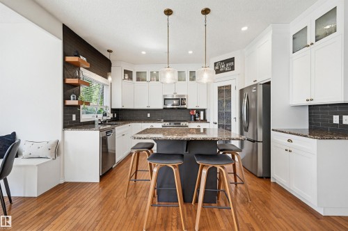 927 Hampton Court, Edmonton, AB - Indoor Photo Showing Kitchen With Upgraded Kitchen
