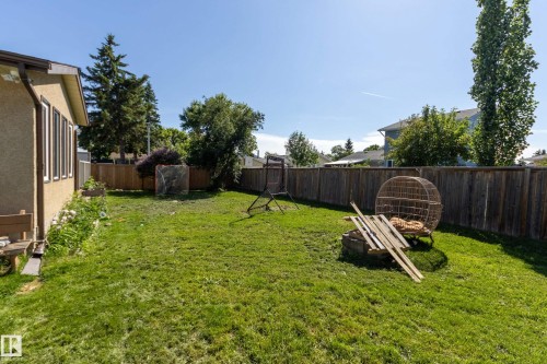 Expansive grassy yard area featuring full perimeter fencing - 17328 106 Street, Edmonton, AB 