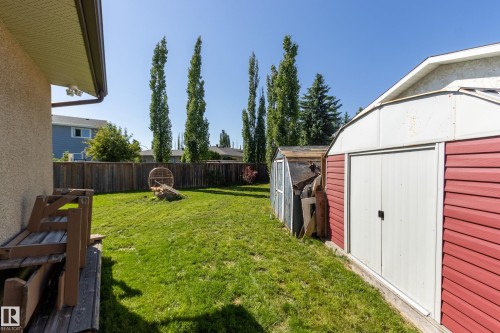 Expansive green lawn with a wood fence perimeter - 17328 106 Street, Edmonton, AB 