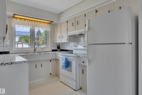 3806 33 Avenue, Leduc, AB - Indoor Photo Showing Kitchen
