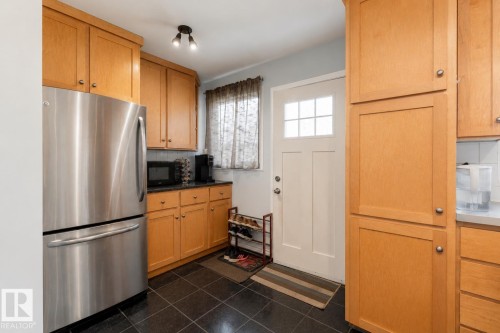 4620 37A Avenue, Edmonton, AB - Indoor Photo Showing Kitchen